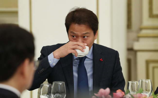 18일 오후 청와대 영빈관에서 열린 재외공관장 초청 만찬에서 휴가중인 임종석 대통령 비서실장이 참석해 물을 마시고 있다.[사진=연합뉴스]
18일 오후 청와대 영빈관에서 열린 재외공관장 초청 만찬에서 휴가중인 임종석 대통령 비서실장이 참석해 물을 마시고 있다.[사진=연합뉴스]