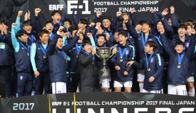 In this file photo taken on Dec. 16, 2017, South Korea men's national football team players and coaches celebrate after they won the East Asian Football Federation (EAFF) E-1 Football Championship at Ajinomoto Stadium in Tokyo. (Yonhap)