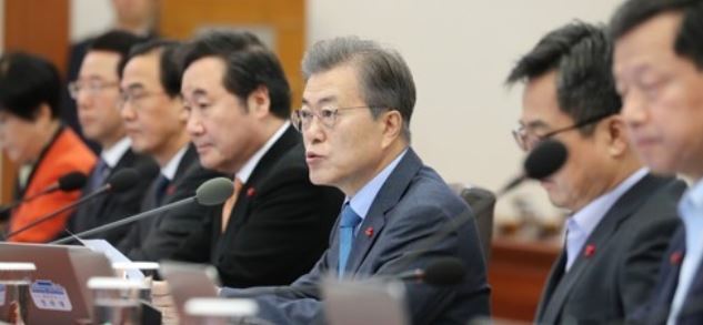 President Moon Jae-in (third from R) speaks in a weekly cabinet meeting held at his office Cheong Wa Dae in Seoul on Dec. 19, 2017. (Yonhap)