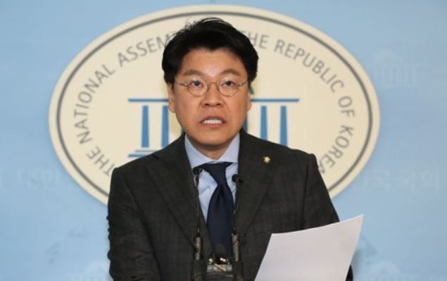 This photo, taken Dec. 11, 2017, shows Chang Je-won, the spokesman of the main opposition Liberty Korea Party, speaking during a press conference at the National Assembly in Seoul. (Yonhap)