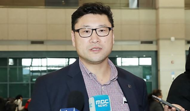 South Korea men's national hockey coach Jim Paek speaks to reporters at Incheon International Airport on Dec. 19, 2017, after arriving from the Channel One Cup tournament in Moscow. (Yonhap)