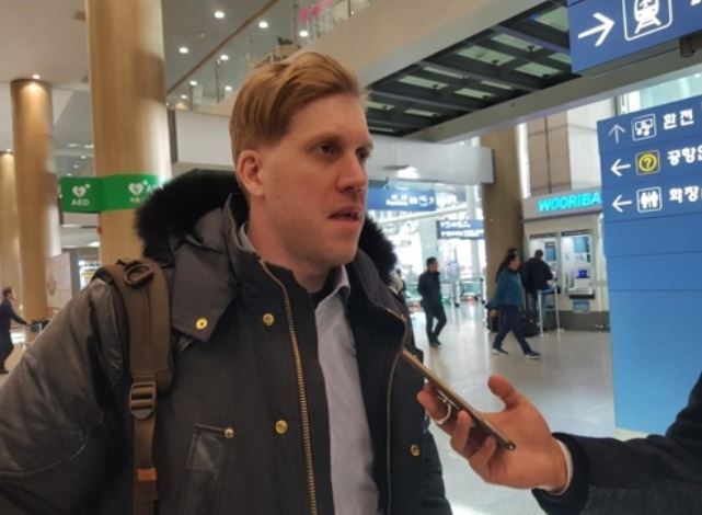 South Korea men's national hockey goalie Matt Dalton speaks to Yonhap News Agency at Incheon International Airport on Dec. 19, 2017, after returning home from the Channel One Cup tournament in Moscow. (Yonhap)