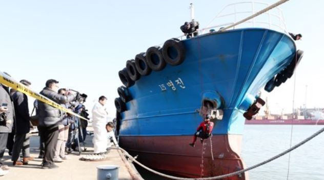 Officers inspect a refueling vessel anchored at Incheon port on Dec. 5, 2017, after it hit a fishing boat, killing 15 people. (Yonhap)