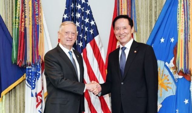 South Korean Defense Minister Song Young-moo (R) and his American counterpart James Mattis shake hands during their talks at the Pentagon on Aug. 30, 2017, in this photo provided by Song's ministry. (Yonhap)