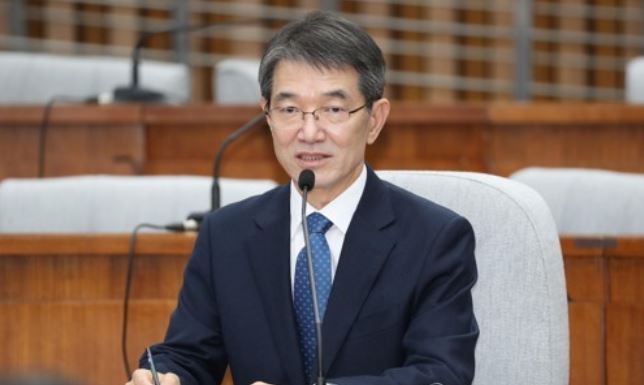 Supreme Court Justice nominee Ahn Chul-sang speaks during a parliamentary confirmation hearing at the National Assembly in Seoul on Dec. 19, 2017. (Yonhap)
