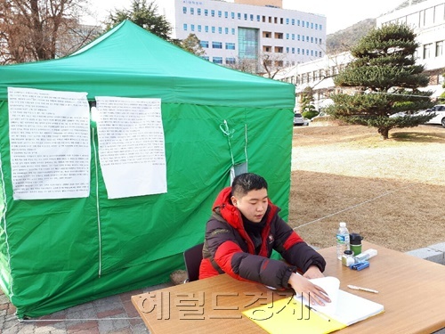 순천대학교 임형율 총학생회장이 학교 측의 학생회장 선거개입 중단을 요구하며 단식농성을 벌이면서 재학생들의 서명을 받고 있다. [사진=박대성 기자 / parkds@heraldcorp.com]