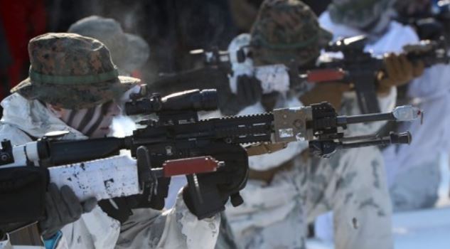 South Korean and U.S. marines train at a snow-covered mountain training site in PyeongChang, Gangwon Province, on Dec. 19, 2017. (Yonhap)