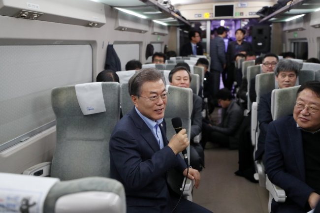 President Moon Jae-in speaks during his meeting Tuesday with sports news editors from 35 local news outlets on the presidential train from Seoul to Gangneung, Gangwon Province. (Joint Press Corp.)
