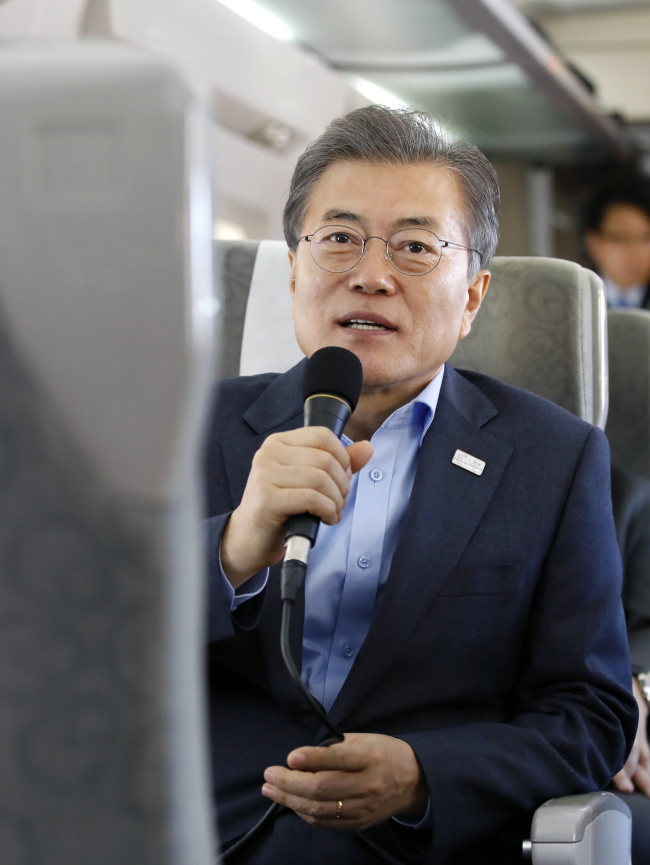 President Moon Jae-in speaks during his meeting Tuesday with sports news editors from 35 local news outlets on the presidential train from Seoul to Gangneung, Gangwon Province. (Joint Press Corp.)