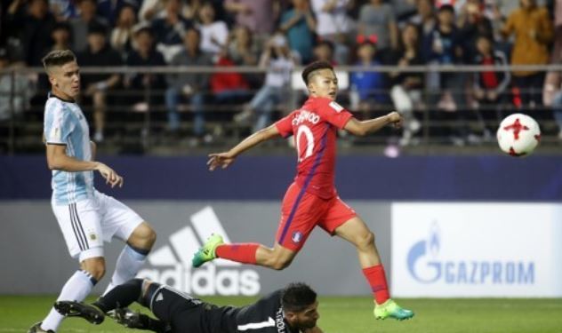 In this file photo taken May 23, 2017, South Korea's Lee Seung-woo (R) scores a goal against Argentina during the FIFA U-20 World Cup group stage match at Jeonju World Cup Stadium in Jeonju, North Jeolla Province. (Yonhap)