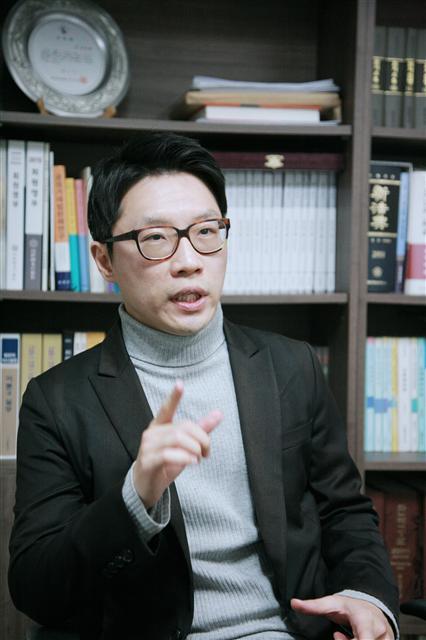 △사법연수원 38기 △울산지법 판사 △서울지방변호사회 이사 △멘사코리아 고문변호사 △발매곡 ‘A fish on the cutting board’, ‘Big shift’ 정규앨범 ‘One life’ 등