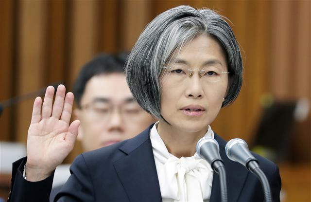 민유숙 대법관 후보자가 20일 오전 국회에서 열린 인사청문회에서 선서하고 있다. [연합뉴스]
