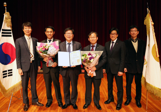 한국지역난방공사가 국가정보원 주관 정보보안 우수기관으로 선정됐다.왼쪽에서 세번째 한국지역난방공사 김경원 사장[사진제공=한국지역난방공사]
한국지역난방공사가 국가정보원 주관 정보보안 우수기관으로 선정됐다.왼쪽에서 세번째 한국지역난방공사 김경원 사장[사진제공=한국지역난방공사]