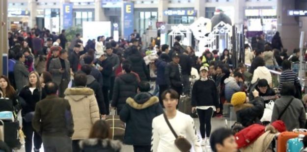 The arrival hall of Incheon International Airport, west of Seoul, is full of tourists on Dec. 7, 2017. (Yonhap)