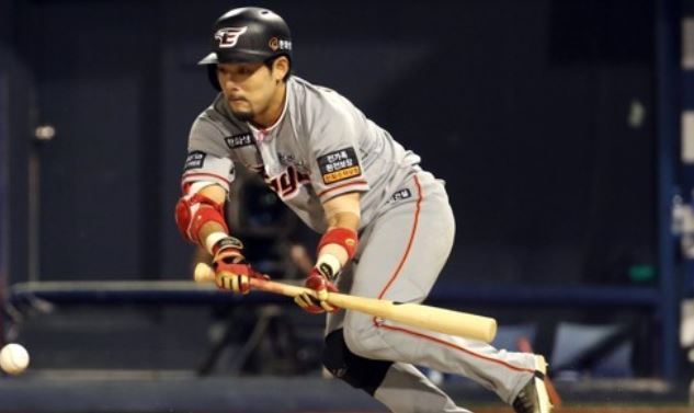 In this file photo taken on Aug. 1, 2017, Lee Yong-kyu of the Hanwha Eagles lays down a bunt single against the NC Dinos during the teams' Korea Baseball Organization regular season game at Masan Stadium in Changwon, South Gyeongsang Province. (Yonhap)