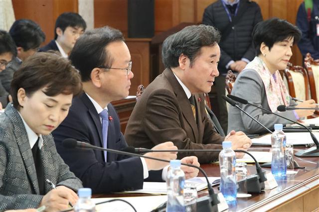 <YONHAP PHOTO-1801> 발언하는 이낙연 총리 (서울=연합뉴스) 김승두 기자 = 이낙연 국무총리가 21일 오전 서울 세종로 정부서울청사에서 열린 국정현안점검조정회의에서 발언을 하고 있다. 2017.12.21 kimsdoo@yna.co.kr/2017-12-21 08:54:06/ <저작권자 ⓒ 1980-2017 ㈜연합뉴스. 무단 전재 재배포 금지.>