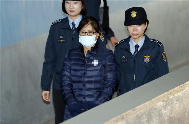 국정농단 사건의 핵심인물인 최순실씨가 이재용 삼성전자 부회장의 항소심 재판에서 ’말은 삼성 소유‘ 라는 진술로 파장을 일으키고 있다. 사진은 20일 서울고등법원에 들어서고 있는 최순실씨.  [연합뉴스]