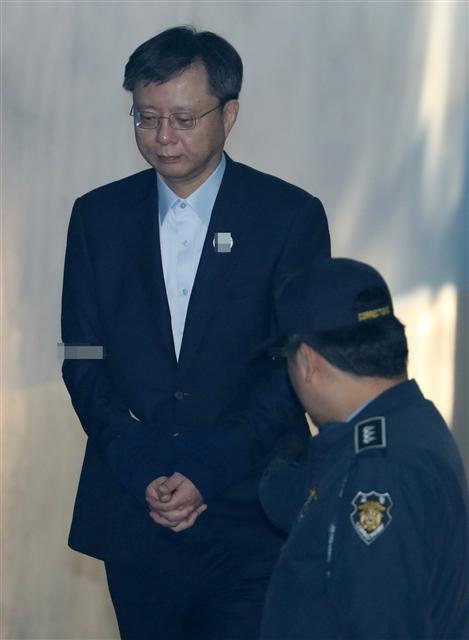 박근혜-최순실 국정농단 사건과 관련 직권남용 권리행사방해 혐의로 구속된 우병우 전 청와대 민정수석비서관이 21일 속행공판 출석을 위해 호송차에서 내려 서울 서초동 서울중앙지법원으로 향하고 있다.   [연합뉴스]