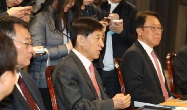 Bank of Korea Gov. Lee Ju-yeol speaks at a meeting with economic experts and advisers in Seoul on Dec. 21, 2017. (Yonhap)