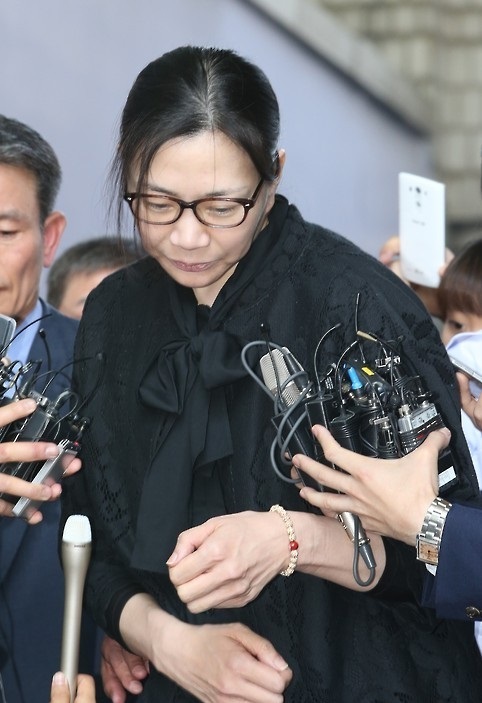 김명수 대법원장과 대법관들이 21일 오후 서울 서초구 대법원에서 열린 전원합의체에 참석해 자리에 앉아있다. 이날 대법원 전원합의체는 항공보안법 위반 혐의로 기소된 조현아 전 대한항공 부사장의 상고심 사건의 판결을 선고했다. [사진=연합뉴스]