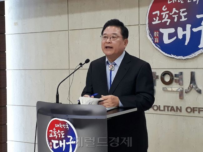 우동기 대구시교육감이 21일 송년 기자간담회를 통해 내년 교육감 선거에 출마하지 않겠다고 밝히고 있다. [사진=김병진 기자/kbj7653@heraldcorp.com]