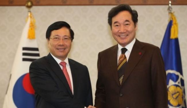 Prime Minister Lee Nak-yon (R) shakes hands with Vietnam's Deputy Prime Minister Pham Binh Minh during a meeting in Seoul on Dec. 21. (Yonhap)