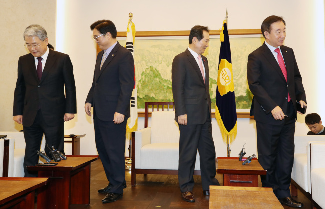 21일 오후 국회에서 정세균 국회의장, 자유한국당 김성태, 더불어민주당 우원식, 국민의당 김동철 원내대표가 회동을 마치고 밖으로 나서고 있다.[사진=연합뉴스]
21일 오후 국회에서 정세균 국회의장, 자유한국당 김성태, 더불어민주당 우원식, 국민의당 김동철 원내대표가 회동을 마치고 밖으로 나서고 있다.[사진=연합뉴스]