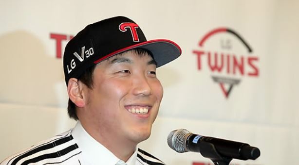 LG Twins outfielder Kim Hyun-soo smiles during his introductory press conference in Seoul on Dec. 21, 2017. (Yonhap)