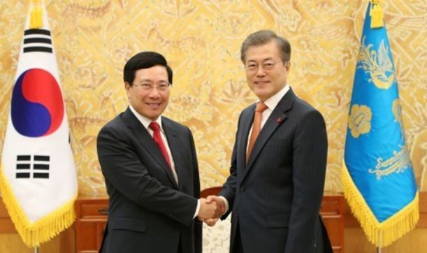 South Korean President Moon Jae-in (R) and Vietnamese Deputy Prime Minister Pham Binh Minh shake hands before their meeting at the South Korean presidential office Cheong Wa Dae in Seoul on Dec. 21, 2017. (Yonhap)