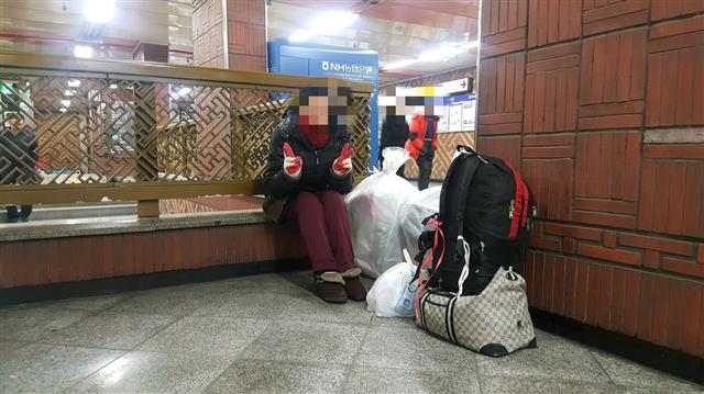 서울역에서 만난 여 홈리스. 그는 “일을 하고 싶지만 구하기 쉽지 않다”고 토로했다.