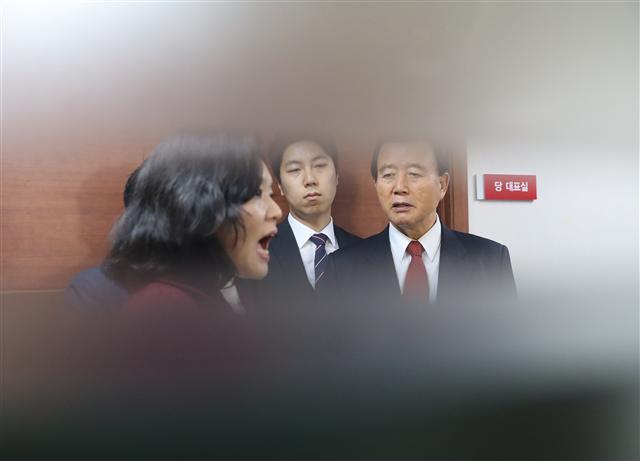 자유한국당 류여해 최고위원이 22일 오전 서울 여의도 당사에서 열린 비공개 최고위원회의에 참석하려다 참석이 불허되자 홍문표 사무총장과 고성을 주고받았다. 당 윤리위는 류 최고위원에 대해 오는 26일 윤리위원회 징계를 결정할 예정이다.
최정호 기자/choijh@