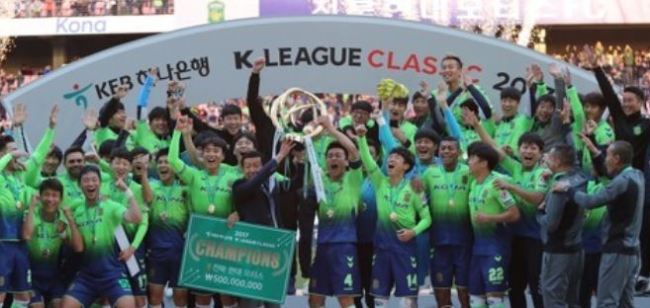 In this file photo taken on Oct. 29, 2017, members of Jeonbuk Hyundai Motors celebrate their 2017 K League Classic championship after a 3-0 win over Jeju United at Jeonju World Cup Stadium in Jeonju, North Jeolla Province. (Yonhap)