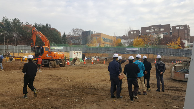 성남 야탑청소년수련관 건립공사 현장에서 컨설팅 감사를 벌이고 있다.[사진제공=성남시]
성남 야탑청소년수련관 건립공사 현장에서 컨설팅 감사를 벌이고 있다.[사진제공=성남시]