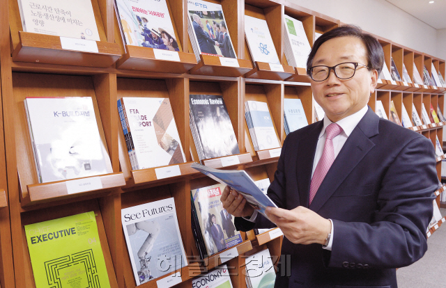 얼마전까지만 해도 대한상공회의소 부회장으로서 정부를 상대로 기업 입장을 대변하던 이동근 원장은 8년 간의 대한상의 생활을 마치고 민간경제연구원의 수장이 됐다. 현장에서 한국 경제의 문제점과 실상을 파악해온 이 원장이 이제는 합리적인 대안을 찾기 위해 각종 자료와 연구 서적을 파고 있다.  정희조 기자/checho@heraldcorp.com