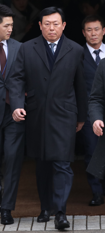 롯데가 경영비리 혐의로 1심에서 집행유예를 선고받은 신동빈 롯데그룹 회장이 22일 오후 서울 서초구 서울중앙지법에서 열린 선고공판이 끝난 뒤 법정을 나서고 있다. [연합뉴스]