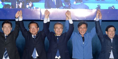 지난 5월 9일 밤 서울 광화문 세종로 소공원에서 열린 더불어민주당 대국민 인사에서 이재명 성남시장(왼쪽부터), 김부겸 선대위원장, 문재인 민주당 대선 후보, 안희정 충남지사, 박원순 서울시장이 함께 손을 맞잡고 인사하고 있다.
지난 5월 9일 밤 서울 광화문 세종로 소공원에서 열린 더불어민주당 대국민 인사에서 이재명 성남시장(왼쪽부터), 김부겸 선대위원장, 문재인 민주당 대선 후보, 안희정 충남지사, 박원순 서울시장이 함께 손을 맞잡고 인사하고 있다.