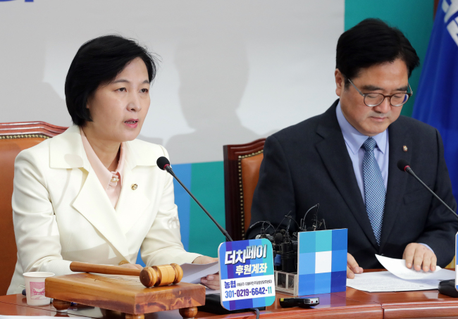 더불어민주당 추미애 대표가 22일 오전 국회에서 열린 최고위원회의에서 발언하고 있다. 오른쪽은 우원식 원내대표.[사진=연합뉴스]
더불어민주당 추미애 대표가 22일 오전 국회에서 열린 최고위원회의에서 발언하고 있다. 오른쪽은 우원식 원내대표.[사진=연합뉴스]