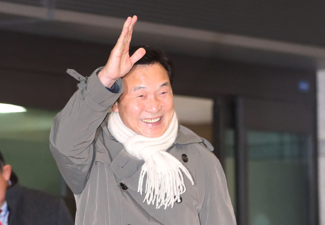 국민의당 손학규 상임고문이 2개월 보름가량의 미국 체류 일정을 끝내고 지난 21일 인천국제공항을 통해 귀국, 지지자들에게 손을 들어 인사하고 있다.[사진=연합뉴스]
국민의당 손학규 상임고문이 2개월 보름가량의 미국 체류 일정을 끝내고 지난 21일 인천국제공항을 통해 귀국, 지지자들에게 손을 들어 인사하고 있다.[사진=연합뉴스]