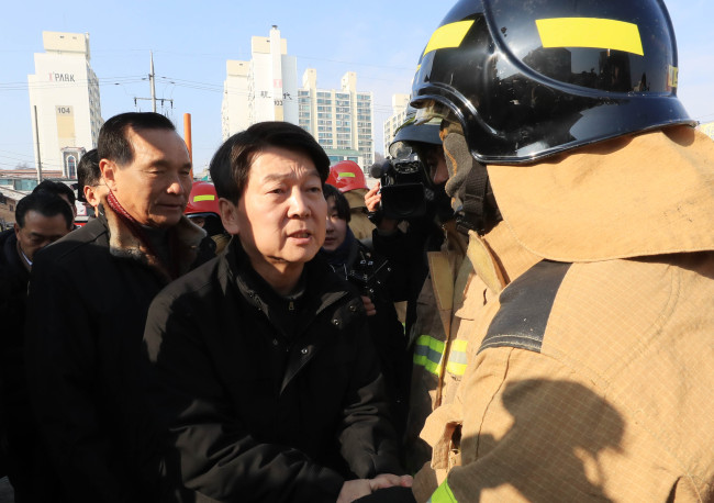 국민의당 안철수 대표가 22일 오후 29명의 사망자를 낸 충북 제천 스포츠센터 화재 참사 현장을 찾아 소방관들을 격려하고 있다.[사진=연합뉴스]
국민의당 안철수 대표가 22일 오후 29명의 사망자를 낸 충북 제천 스포츠센터 화재 참사 현장을 찾아 소방관들을 격려하고 있다.[사진=연합뉴스]