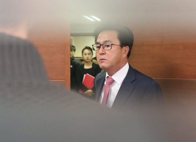 자유한국당 김태흠 최고위원이 22일 오전 서울 여의도 당사에서 열린 비공개 최고위회의 참석했다가 고성을 치며 회의장을 떠나고 있다. 김 최고위원은 회의장을 나와서 기자들에게 홍준표 대표가 사당화를 시도하고 있다고 주장했다.[사진=연합뉴스]
자유한국당 김태흠 최고위원이 22일 오전 서울 여의도 당사에서 열린 비공개 최고위회의 참석했다가 고성을 치며 회의장을 떠나고 있다. 김 최고위원은 회의장을 나와서 기자들에게 홍준표 대표가 사당화를 시도하고 있다고 주장했다.[사진=연합뉴스]