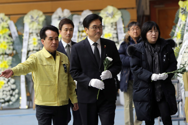 우원식 더불어민주당 원내대표가 24일 충북 제천체육관에 마련된 제천 화재 참사 희생자들의 합동분향소를 찾아 헌화하고 있다.[사진=연합뉴스]
우원식 더불어민주당 원내대표가 24일 충북 제천체육관에 마련된 제천 화재 참사 희생자들의 합동분향소를 찾아 헌화하고 있다.[사진=연합뉴스]