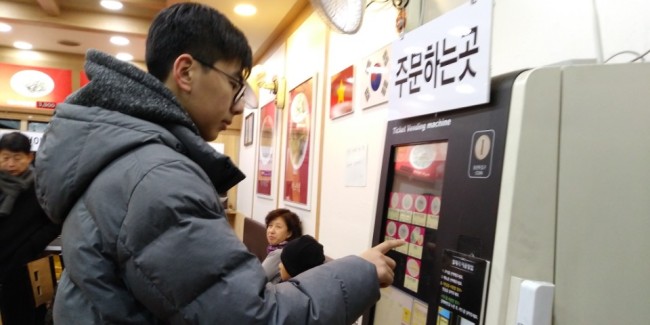 시간당 7530원의 최저임금 인상이 내년 1월부터 시행되면서 주유소 등 자영업계가 늘어나는 인건비 부담에 자구책으로 무인기기를 잇따라 도입하고 있다.