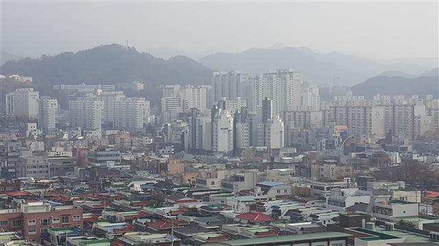 국토부와 서울시가 빌라촌 재생에 주목하는 이유는 이들 지역의 주거 환경이 노후화로 인해 열악해지고 있음에도 불구, 주민들의 자발적인 정비사업이 이뤄지기 힘든 여건이라고 판단하기 때문이다.