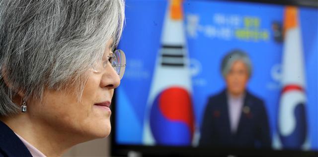 강경화 외교부 장관이 26일 서울 외교부 청사에서 언론을 대상으로 송년 브리핑을 열고 현안에 대해 답했다. 강 장관은 최근 논란이 되고 있는 UAE 특사 문제와 관련 “하나하나 구체적인 부분을 다 알고 있다고 말씀드리기 어렵다”며 한 발 빼는 모습을 보였다.  [연합뉴스]