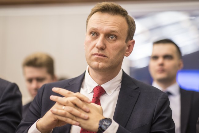 <YONHAP PHOTO-0045> epa06405537 A handout picture provided by Evgeny Feldman for Alexei Navalny's campaign shows Russian opposition leader Alexei Navalny (C) who submitted documents for his registration as a presidential candidate, during his visit to the Russian Central Election Commission (CEC) in Moscow, Russia, 25 December 2017. CEC officials barred Alexei Navalny from running for Russian presidency due to his valid conviction. Presidential elections in Russia is scheduled on 18 March 2018. EPA/EVGENY FELDMAN FOR ALEXEI NAVALNY'S CAMPAIGN HANDOUT HANDOUT EDITORIAL USE ONLY/NO SALES/2017-12-26 00:45:26/ <저작권자 ⓒ 1980-2017 ㈜연합뉴스. 무단 전재 재배포 금지.>
<YONHAP PHOTO-0045> epa06405537 A handout picture provided by Evgeny Feldman for Alexei Navalny's campaign shows Russian opposition leader Alexei Navalny (C) who submitted documents for his registration as a presidential candidate, during his visit to the Russian Central Election Commission (CEC) in Moscow, Russia, 25 December 2017. CEC officials barred Alexei Navalny from running for Russian presidency due to his valid conviction. Presidential elections in Russia is scheduled on 18 March 2018. EPA/EVGENY FELDMAN FOR ALEXEI NAVALNY'S CAMPAIGN HANDOUT HANDOUT EDITORIAL USE ONLY/NO SALES/2017-12-26 00:45:26/ <저작권자 ⓒ 1980-2017 ㈜연합뉴스. 무단 전재 재배포 금지.>
