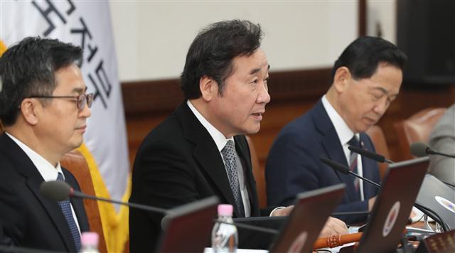 <YONHAP PHOTO-0723> 발언하는 이낙연 총리 (서울=연합뉴스) 최재구 기자 = 이낙연 국무총리가 26일 서울 종로구 세종로 정부서울청사에서 열린 국무회의에서 발언하고 있다. 왼쪽은 김동연 경제부총리 겸 기획재정부장관, 오른쪽은 김상곤 사회부총리 겸 교육부장관. 2017.12.26 jjaeck9@yna.co.kr/2017-12-26 10:06:02/ <저작권자 ⓒ 1980-2017 ㈜연합뉴스. 무단 전재 재배포 금지.>