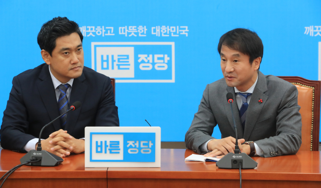 26일 오전 국회에서 바른정당 오신환 원내대표가 한병도 청와대 정무수석의 예방을 받고 대화하고 있다.[사진=연합뉴스]
26일 오전 국회에서 바른정당 오신환 원내대표가 한병도 청와대 정무수석의 예방을 받고 대화하고 있다.[사진=연합뉴스]