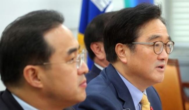 Woo Won-shik (R), the floor leader of the ruling Democratic Party, speaks during a party meeting at the National Assembly in Seoul on Dec. 26, 2017. (Yonhap)