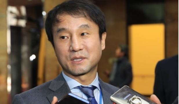 Han Byung-do, senior presidential secretary for political affairs, speaks in a meeting with reporters during his visit to the National Assembly in Seoul on Dec. 26, 2017. (Yonhap)