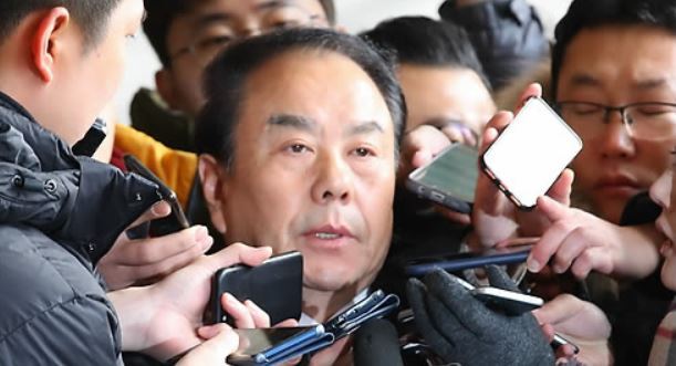 Rep. Lee Woo-hyun of the main opposition Liberty Korea Party is swamped by reporters on Dec. 20, 2017, as he arrives at the Seoul Central District Prosecutors' Office to be questioned over alleged involvement in illegal political funds. (Yonhap)